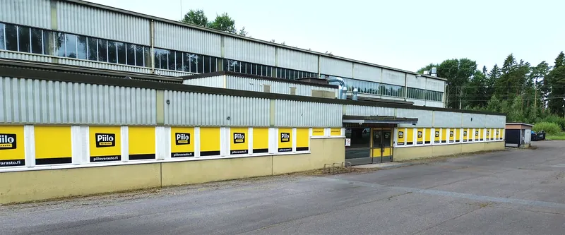 Piilovaraston halli Ulasoorintie 14:ssä. Seinässä keltaiset Piilo-kyltit, edessä iso piha-alue.